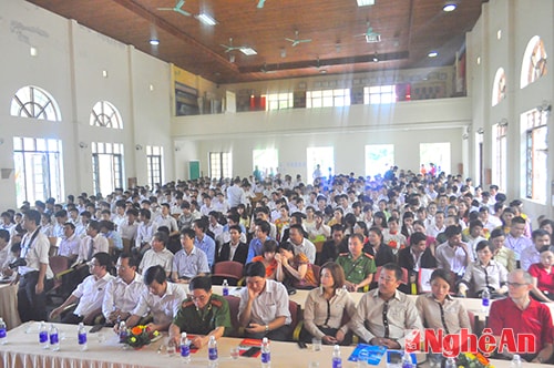 Các đại biểu, giáo viên và sinh viên nhà trường tại Lễ khai giảng