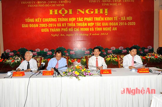 Các lãnh đạo chủ trì hội nghị