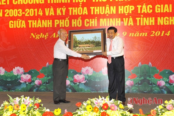 Chủ tịch tỉnh Nghệ An tặng quà cho TP Hồ Chí Minh