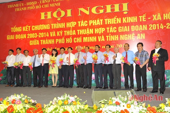 Tặng hoa các doanh nghiệp TP Hồ Chí Minh tài trợ cho Nghệ An