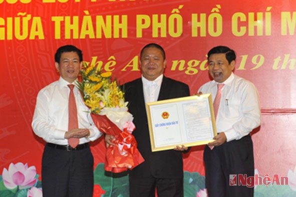 Trao giấy chứng nhận cho Tập đoàn Tôn Hoa Sen