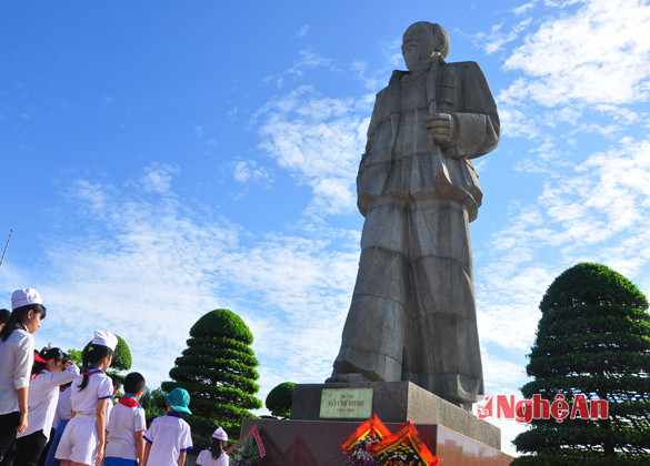 Cùng báo công trước tượng đài Bác.