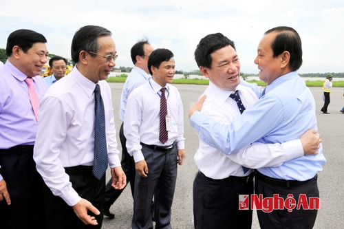 Lãnh đạo tỉnh đón đoàn tại Sân bay Vinh. Ảnh: Sỹ Minh