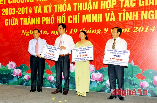 Các doanh nghiệp TP. Hồ Chí Minh ủng hộ 9,1 tỷ đồng hỗ trợ an sinh xã hội cho tỉnh Nghệ An. Ảnh: Sỹ Minh