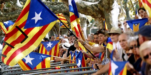 Những người ủng hộ Catalan độc lập biểu tình trước Quốc hội.