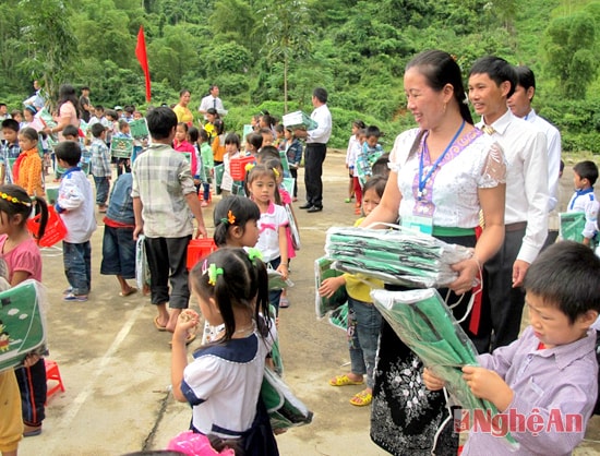 Phát cặp cho học sinh trong ngày khai giảng ở Trường Tiểu học Nậm Giải.