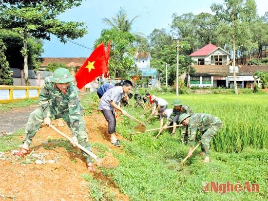 Cán bộ, chiến sỹ Tiểu đoàn 12 cùng nhân dân  xã Xuân Hòa nạo vét kênh mương nội đồng.