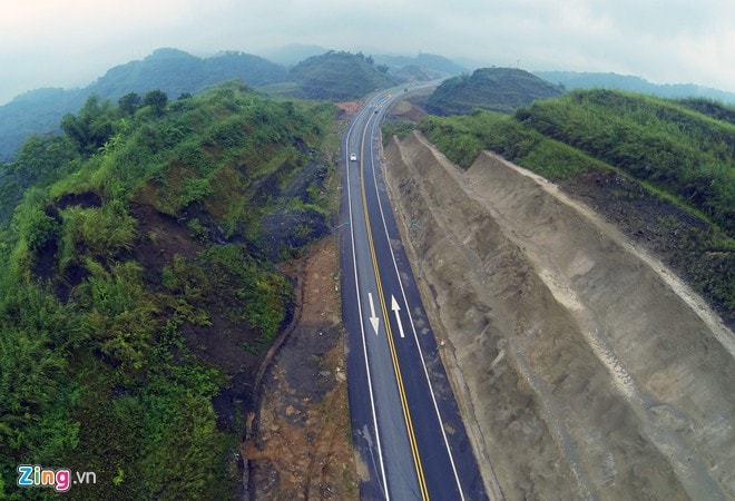 Nhìn từ trên cao có thể thấy đoạn đường km 237 thuộc xã Gia Phú, huyện Bảo Thắng (giáp với địa phận thành phố Lào Cai) đã chạy giữa quả núi vừa được xẻ ngang.