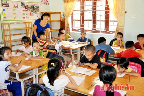 Giờ học theo phương pháp mới VNEN tại Trường Tiểu học Hòa Hiếu II.