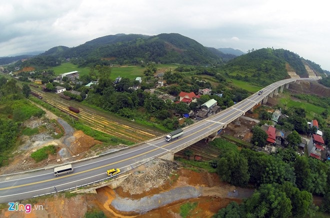 Đây là lần đầu tiên giao thông Việt Nam có một dự án đường cao tốc đi qua địa hình, địa chất rất phức tạp: xây dựng xuyên từ đồng bằng lên vùng núi Tây Bắc, với nhiều đồi núi và vượt qua hai con sông lớn là sông Hồng và sông Lô. Tổng cộng có 120 cây cầu lớn, nhỏ nằm dọc tuyến.