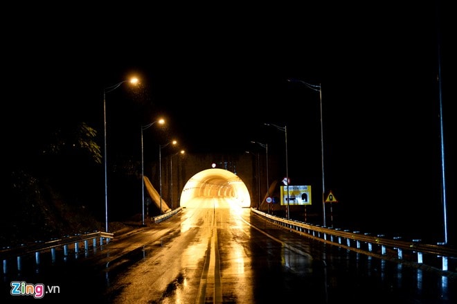 Đi từ huyện Văn Yên (Yên Bái) đến Lào Cai sẽ gặp một đoạn hầm xuyên núi.