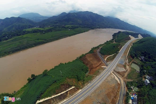 Nhìn từ trên cao, cao tốc uốn lượn cong cong cùng dòng sông Hồng tạo nên một quang cảnh đẹp kỳ vĩ nơi núi rừng Tây Bắc.