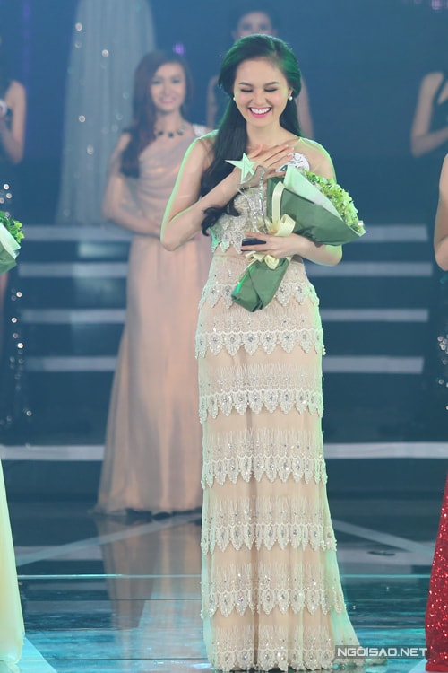 Trong khoảnh khắc được MC Phan Anh xướng tên ở danh hiệu Miss Ngôi Sao 2014, Thu Hiền đã không giấu được niềm hạnh phúc.