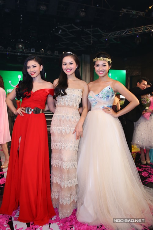 Thy Thơ (Miss Ngôi Sao 2013) và Bích Khanh (Miss Ngôi Sao 2012) chúc mừng Thu Hiền trở thành Miss Ngôi Sao 2014.