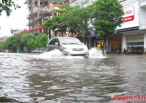 Đoạn qua ngã 3 Tam giác quỷ, xe ô tô phải mò mẫm để qua đoạn ngập.