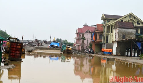 Trời mưa lớn khiến các công trường trọng điểm trên thành phố Vinh và quốc lộ 1A phải ngừng thi công. Trong ảnh, cầu vượt đường sắt qua xã Nghi Kim, thành phố Vinh dừng thi công vì mưa lớn