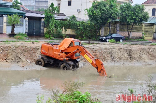 Công trình thi công cầu Kênh Bắc phải dừng thi công vì nước lớn đổ về.