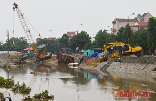 Máy móc, thiết bị của công ty Hòa Hiệp (đơn vị thi công Kênh Bắc) ngập trong nước.