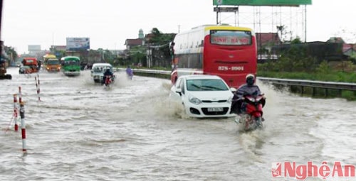 Từ mờ sáng 22/9, thành phố Vinh có mưa to và rất to, khiến nhiều đoạn đường bị ngập.