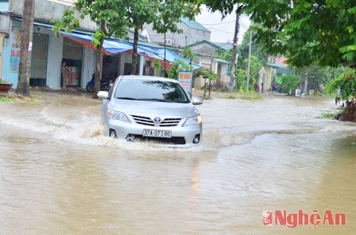 Đường Trương Văn Lĩnh, xã Nghi Phú bị ngập sâu.