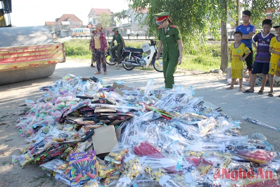 Đồ chơi trẻ em mang tính bạo lực được tiêu hủy theo đúng quy trình