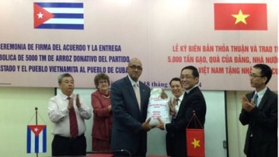  Đại sứ Cuba tại Việt Nam H. L.Diaz và Tổng cục trưởng Tổng cục Dự trữ Phạm Phan Dũng ký kết biên bản thỏa thuận.