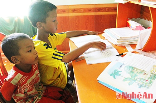 Con của anh Nguyễn Hàm Lục (SN 1971, xóm 9, xã Quang Sơn) phải nghỉ học đã hơn   1 năm qua, tự học ở nhà. Ảnh: D.H