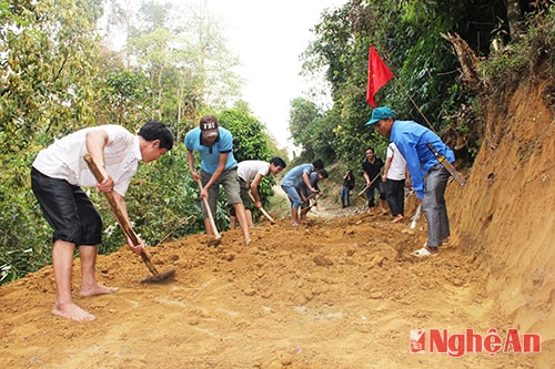 Đoàn viên, thanh niên Huyện đoàn Quế Phong mở đường vào bản đồng bào Mông ở Tri Lễ.