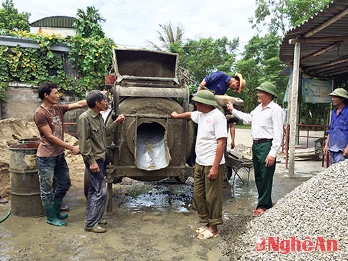 Người dân xóm 10 tích cực làm giao thông nông thôn.