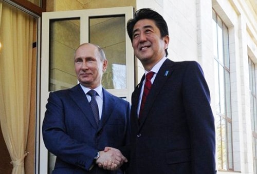 Tổng thống Nga Putin và Thủ tướng Nhật Bản Shinzo Abe bên lề Đại hội Olympic mùa Đông Sochi tháng 2/2014.  (Ảnh: RIA Novosti)