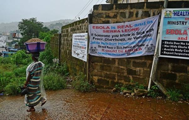 Cảnh báo về dịch Ebola trên đường phố ở Freetown, Sierra Leone ngày 13 tháng 8 / Ảnh: AFP