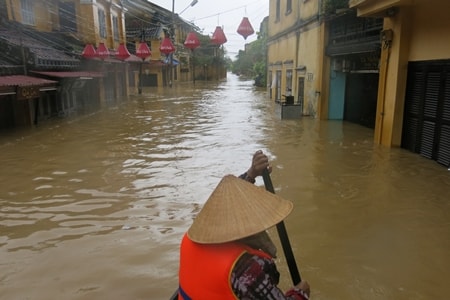 Phố cổ Hội An chìm trong đợt lũ lụt sau bão số 15 diễn ra năm ngoái. (Ảnh: Khánh Hồng)