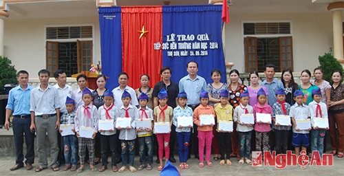 Công đoàn UBND huyện tặng quà cho học sinh TH Thọ Sơn