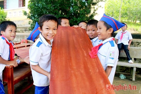 Học sinh Trường Tiểu học Hạ Sơn (Quỳ Hợp) vui mừng khi có bàn ghế mới.