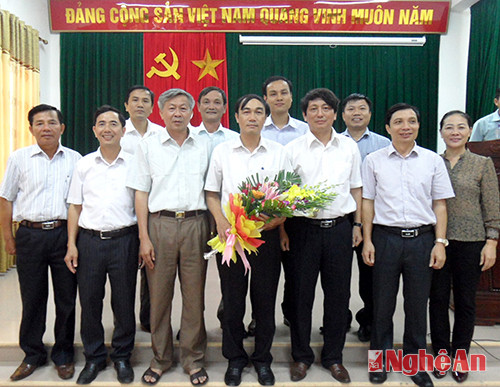 Các đồng chí trong BCH Đảng bộ huyện chúc mừng đồng chí Khánh về tỉnh nhận công tác mới