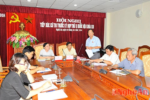 Đồng chí Phạm Văn Tấn báo cáo với cứ tri