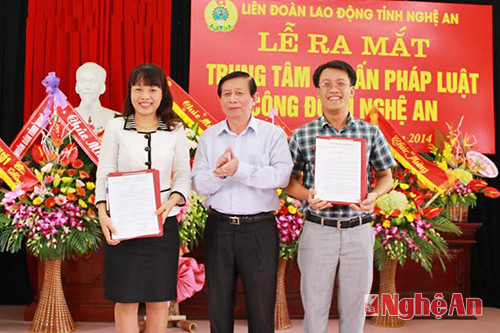 Bà Hoàng Thị Thu Hương nhận quyết định bổ nhiệm từ Liên đoàn Lao động