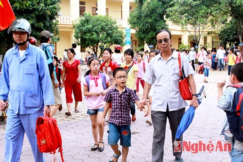 Giờ tan trường ở Trường Tiểu học Hà Huy Tập.