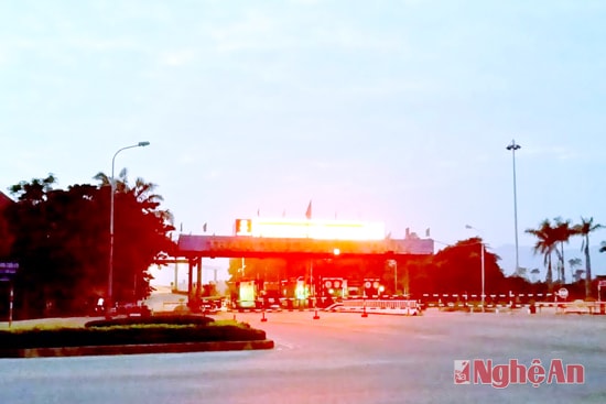 Từ rạng sáng 25/9 cầu Bến Thủy (cũ) đã được chi nhánh BOT dựng rào chắn, ngừng thông xe. Ảnh: Thái Sơn