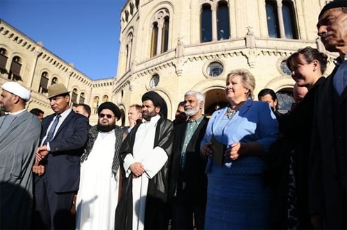Thủ tướng Na Uy Erna Solberg cùng các nhà lãnh đạo của cộng đồng Hồi giáo trong cuộc tuần hành chống tổ chức IS tại Oslo ngày 25 tháng 8 / Ảnh: Norsk Telegrambyra