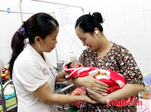 Bác sỹ Bệnh viện Sản - Nhi hướng dẫn sản phụ chăm sóc trẻ sơ sinh.