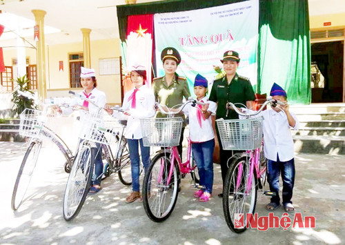 Phụ nữ Phòng Chính trị BĐBP Nghệ An phối hợp với đơn vị kết nghĩa tặng xe đạp cho học sinh có hoàn cảnh khó khăn ở xã Thanh Thủy, huyện Thanh Chương