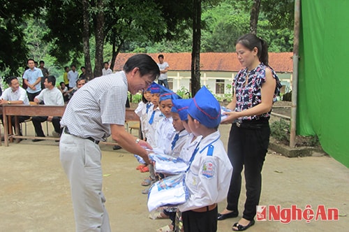 Trao quà năm học mới cho học sinh Tiểu học xã Mường Ải (Kỳ Sơn).