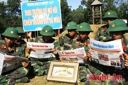 Đọc  báo trên thao trường