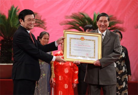 Chủ tịch nước trao giải thưởng Hồ Chí Minh cho nhạc sĩ Phạm Tuyên (Ảnh IT)