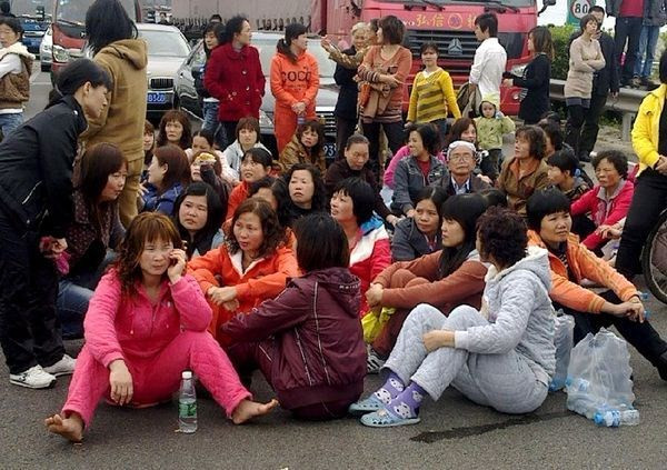 Một vụ biểu tình ở Quảng Đông năm 2011 do liên quan đến vấn đề bồi thường đất đai. (Ảnh: latimes.com)