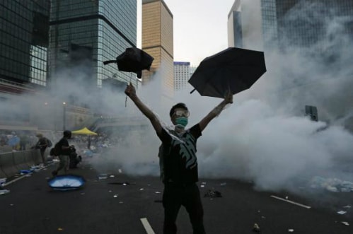 Người biểu tình trên đường phố Hong Kong. Ảnh: Reuters.