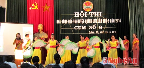 Màn chào hỏi của đội thi