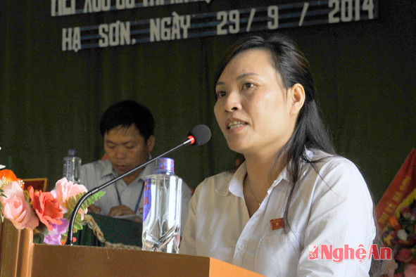 Đại biểu Quóc hội Nguyễn Thị Hải báo cáo trước cư tri