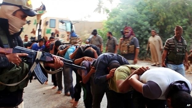 Hình ảnh ISIS tử hình hàng chục nhân viên an ninh Iraq bị bắt giữ sau các cuộc giao tranh hồi tháng 6/2014.